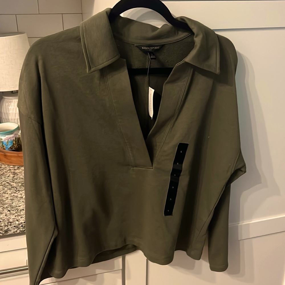 Banana Republic Stretch v neck